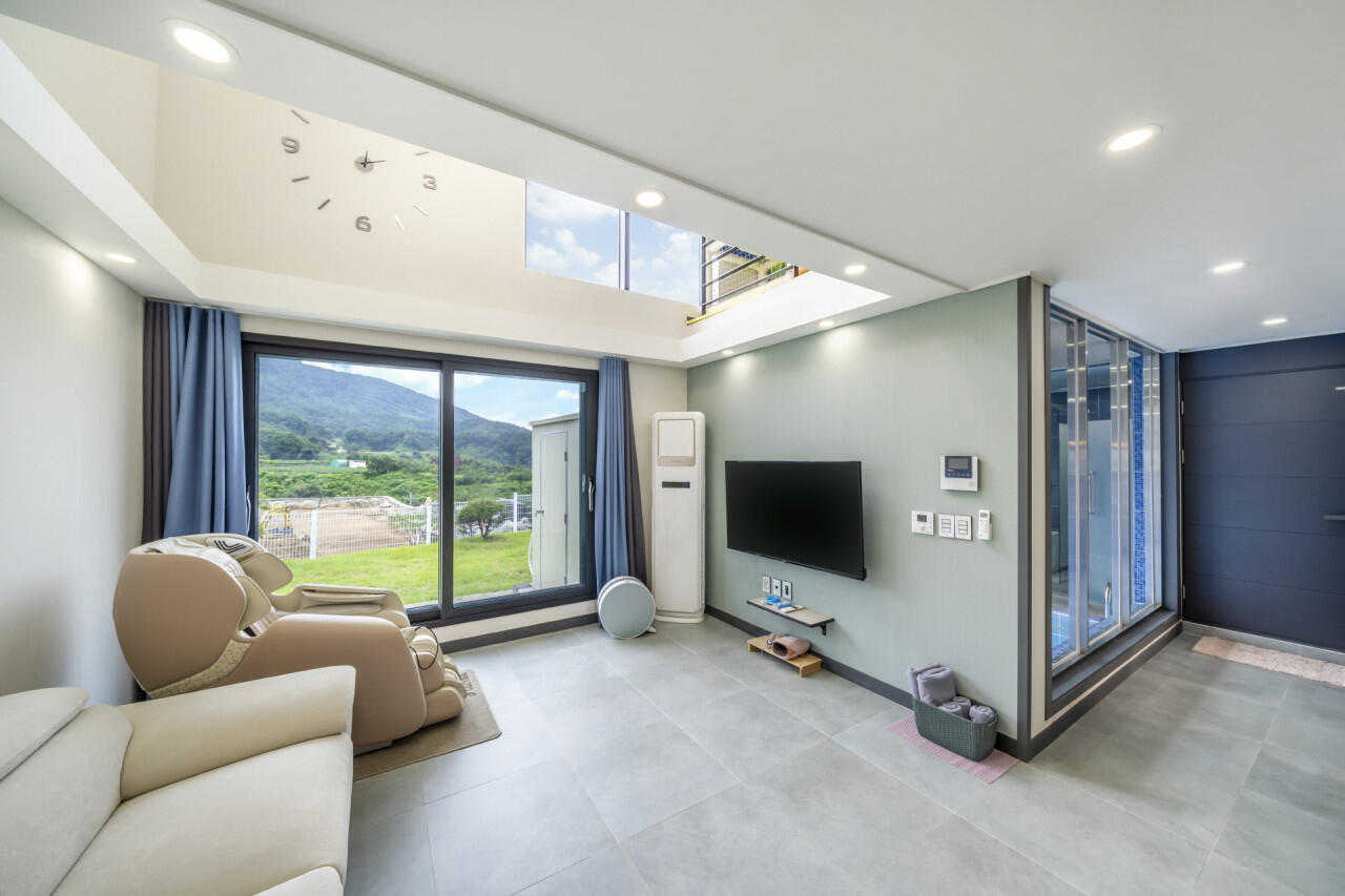 Ophthalmologist at Samsung Miracle Eye Clinic explaining vision analysis to a patient using diagnostic imaging tools in Gangnam, Korea